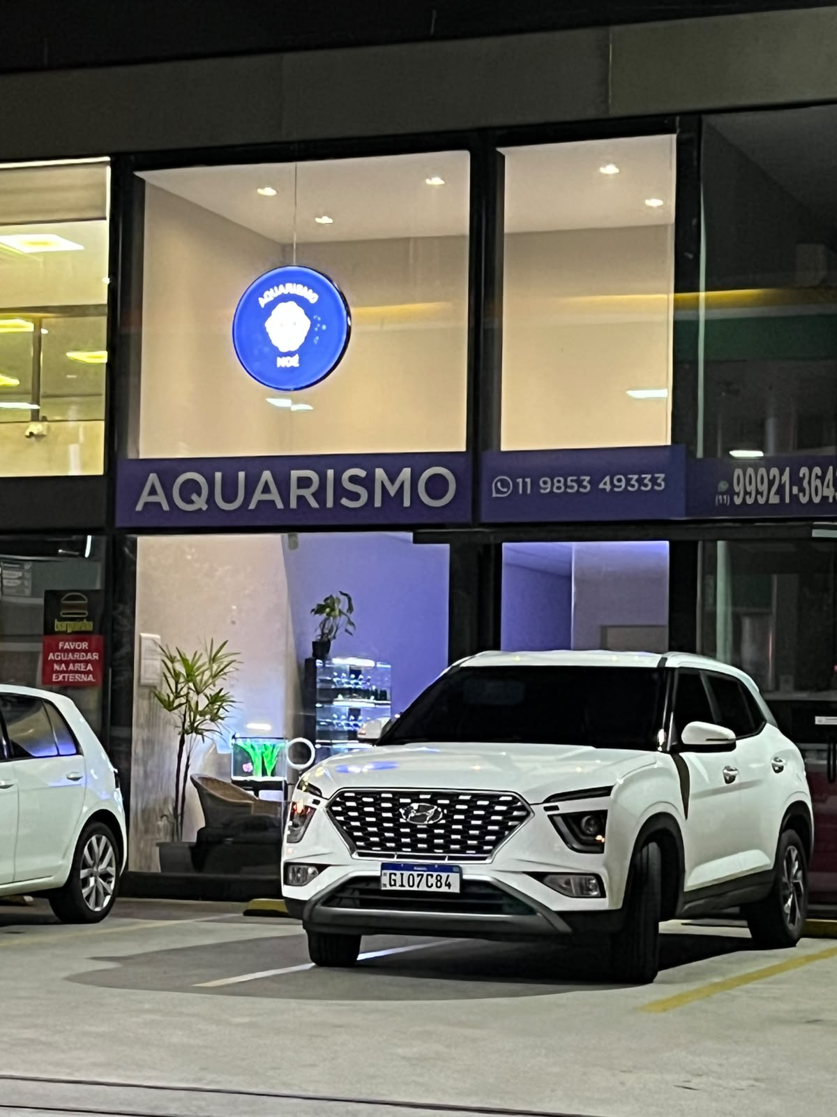 Fachada da loja à noite